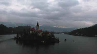 Bir İHA 'dan ateş etmek. Slovenya 'daki Bled Gölü üzerinde uçmak. 4k