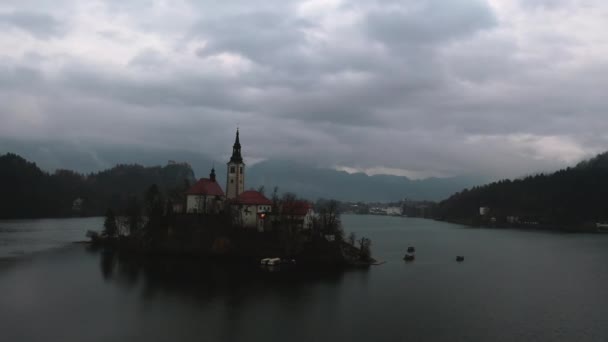 Lövöldözés egy drónról. A Bled-tó felett repül Szlovéniában. 4k — Stock videók