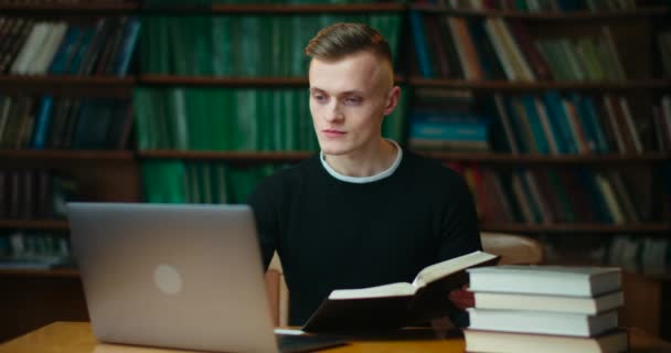 Unge man ändrar sitt utseende från laptop till bok. 4k — Stockvideo