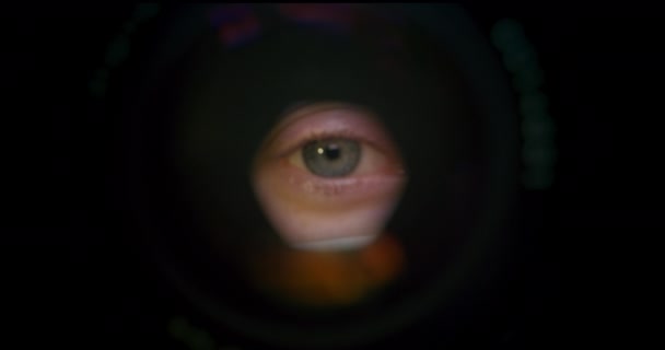 Nahaufnahme. Schießen aus der Mitte. Das Auge blickt durch ein Mikroskop. 4k — Stockvideo