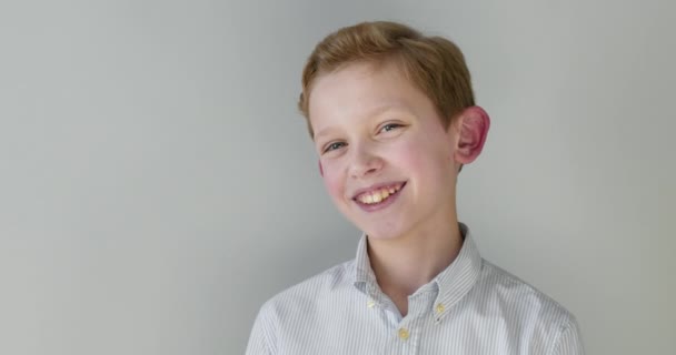 Κοντινό πορτραίτο. Το αγόρι χαμογελάει στην κάμερα. 4K — Αρχείο Βίντεο