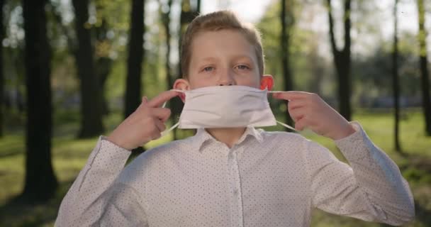 Portrait en gros plan. Le garçon met un masque de protection. 4K — Video