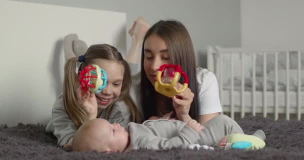 A mãe e a filha estão brincando com o bebê. 4k — Vídeo de Stock