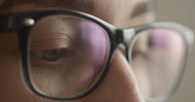 Yakın plan çekim. Gözlüklü kız. Göz hareketi. 4k