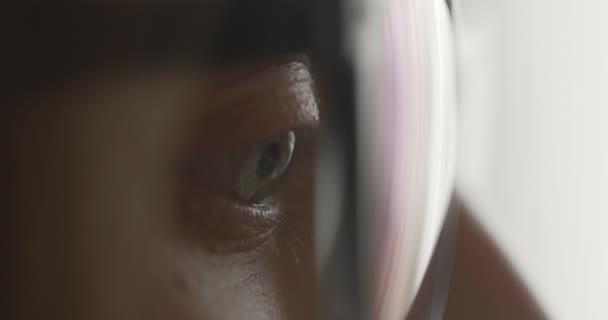 Prise de vue rapprochée. Mouvement des yeux. La fille aux lunettes. 4k — Video