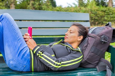 Hollandalı kadın cep telefonu bankta yalan işletim
