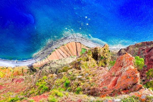 Hermoso paisaje costero colorido con mar azul — Foto de Stock