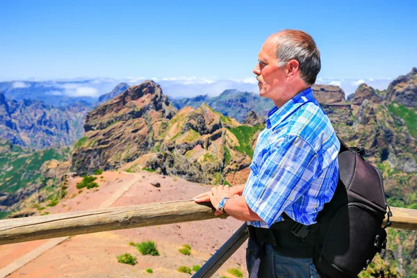 Caucasian man viewing rocky mountains in landscape — Stock Photo, Image