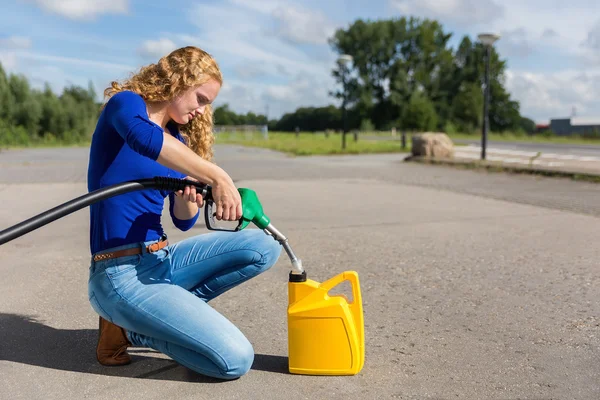 Dutch woman fueling jerrycan with petrol hose — Stock Photo, Image