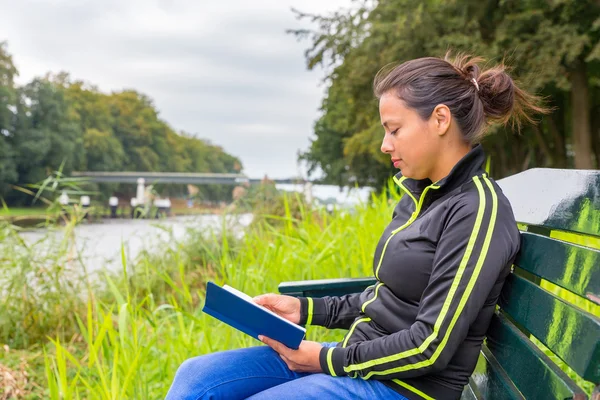 Holenderski Kobiety, na ławce w wodzie czytanie książki — Zdjęcie stockowe