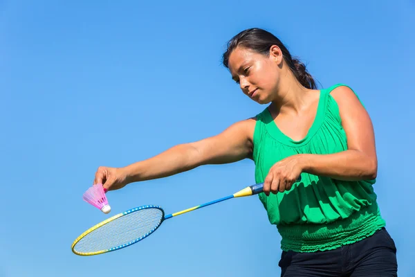 Holandês mulher servir com badminton raquete e transporte — Fotografia de Stock