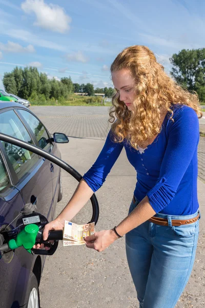 Mujer holandesa repostando tanque de coche con gasolina —  Fotos de Stock