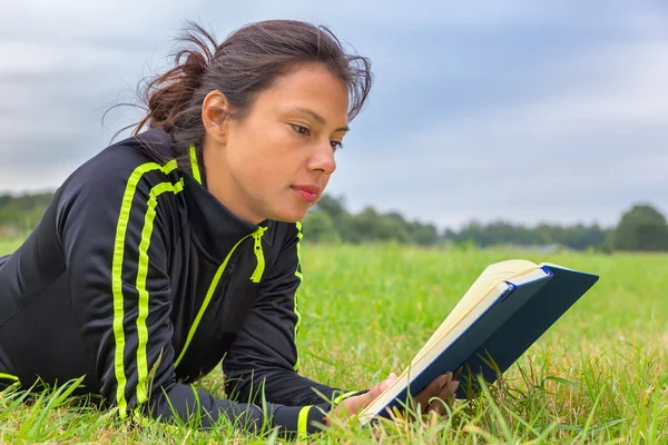Holenderski Kobiety, leżące w trawie, czytanie książki — Zdjęcie stockowe