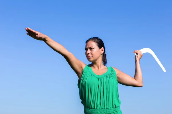 Holandês mulher jogando bumerangue no céu azul — Fotografia de Stock