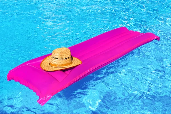 Tappeti ad aria rosa con cappello in piscina — Foto Stock