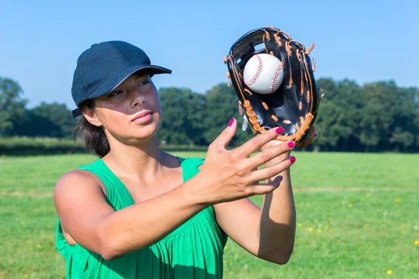 Жінка з рукавичкою і шапочкою ловить бейсбол — стокове фото