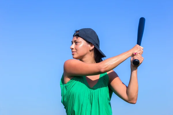 Junge Frau mit Baseballschläger und Mütze — Stockfoto