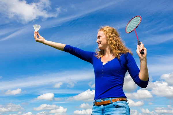 Joven holandesa sosteniendo lanzadera y raqueta de bádminton — Foto de Stock