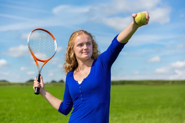 Jeune femme hollandaise tenant raquette de tennis et ballon à l'extérieur — Photo
