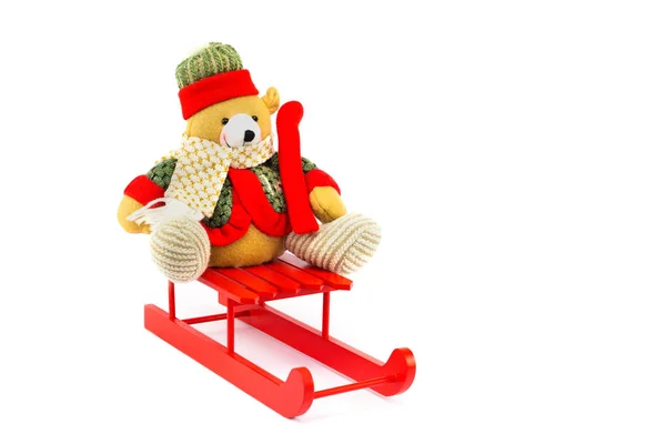 Vestido oso de Navidad en trineo de madera roja — Foto de Stock