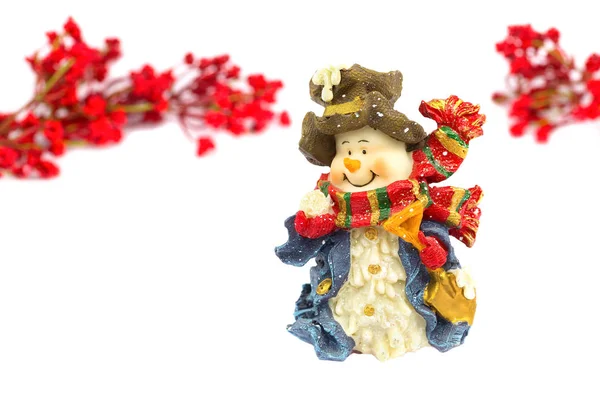 Niedliche Schneemannfigur mit roten Beeren auf weißem Hintergrund — Stockfoto