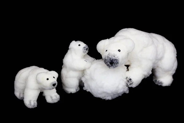 Figurines de famille ours polaires jouant avec boule de neige — Photo