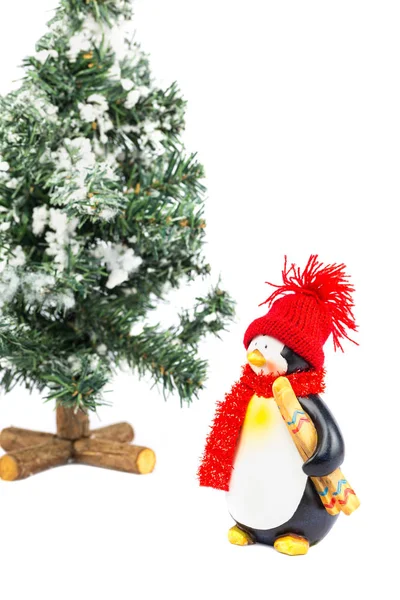 Pinguinfigur mit Skiern und Weihnachtsbaum — Stockfoto