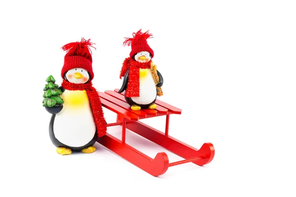 Zwei Pinguine mit Schlitten und Weihnachtsbaum — Stockfoto