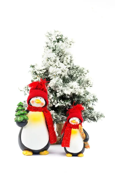 Deux figurines de pingouin avec arbre de Noël en hiver — Photo