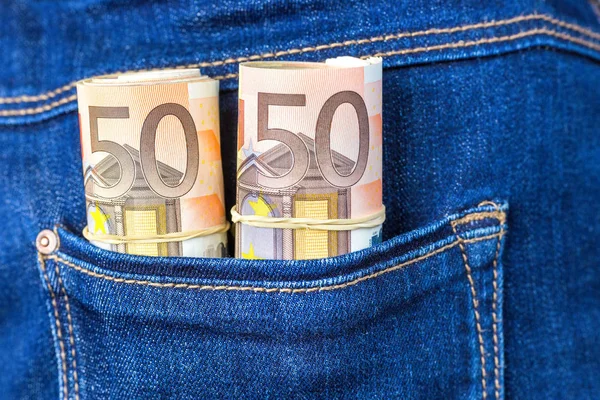 Bolsillo vaquero azul con billetes de 50 euros — Foto de Stock