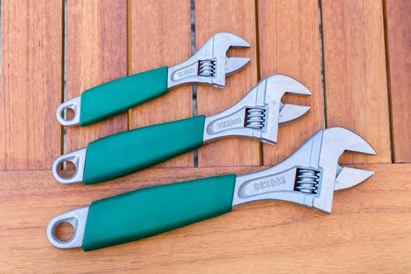 Drie verstelbare sleutels in een rij op tafel — Stockfoto