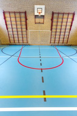Okul sporları için boş Avrupa spor salonuna