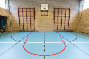 Okul sporları için boş Hollandalı spor salonuna