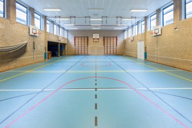 Okul sporları için iç Hollandalı spor salonuna