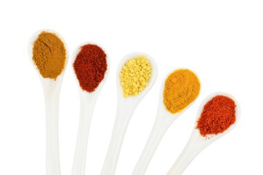 Metal kaşık üzerinde çeşitli baharat baharat