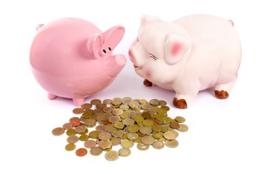 İki piggy banka euro sikkeleri üzerinde beyaz ile