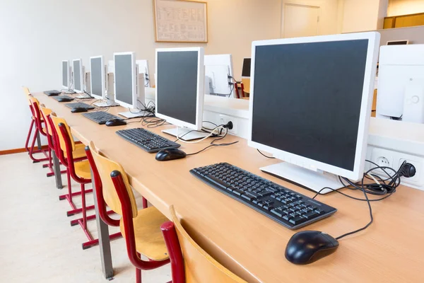 Computadores em sala de aula no ensino médio — Fotografia de Stock