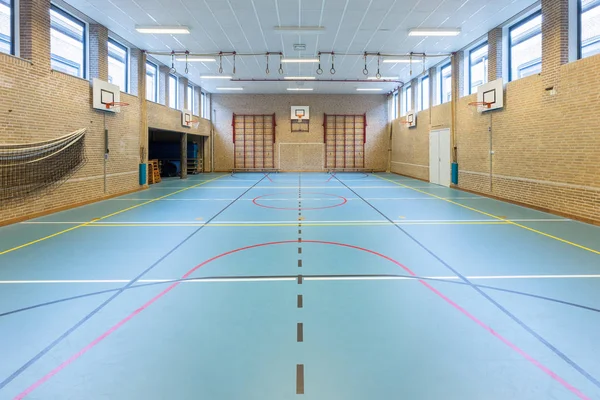 Interior holandês ginásio para esportes escolares — Fotografia de Stock