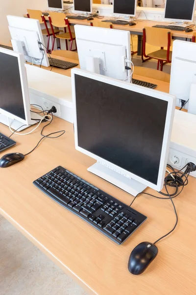 Настольный компьютер в компьютерном классе в школе — стоковое фото