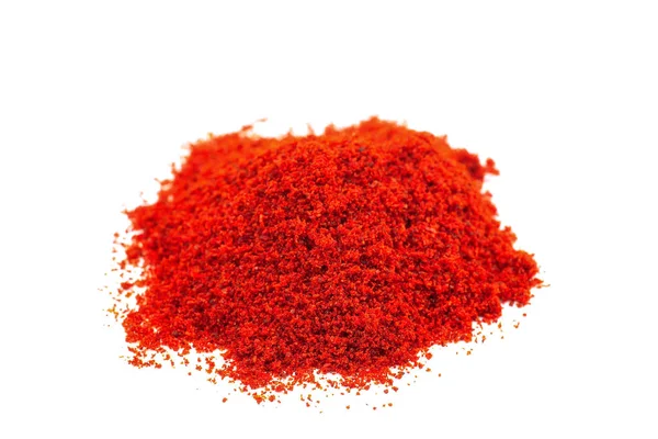 Cumulo di polvere di paprika rossa su sfondo bianco — Foto Stock