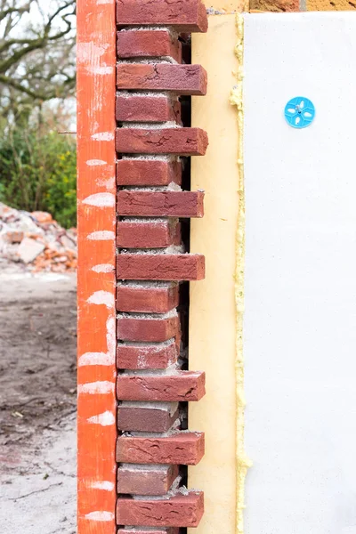 Parede de alvenaria com isolamento de parede da cavidade — Fotografia de Stock