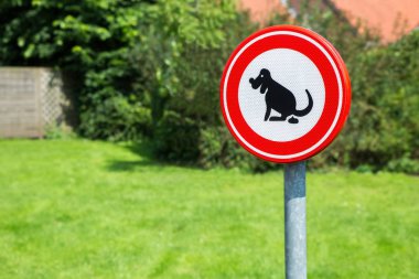 Burada kaka köpekleri yasak trafik işaretleri