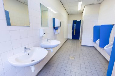 Tuvalet oda erkekler pisuar lavabolar ve aynalar için