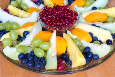 Cam ölçek çeşitli taze meyve tam