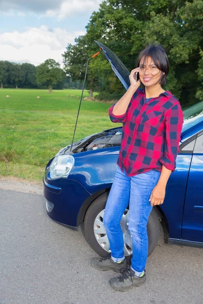 Kvinna med bil misslyckande ringa mobil — Stockfoto