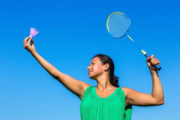 Mulher colombiana serve com raquete de badminton e transporte — Fotografia de Stock