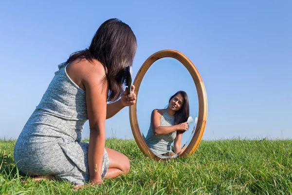 외부 거울에 그녀의 머리를 빗질 하는 여자 — 스톡 사진