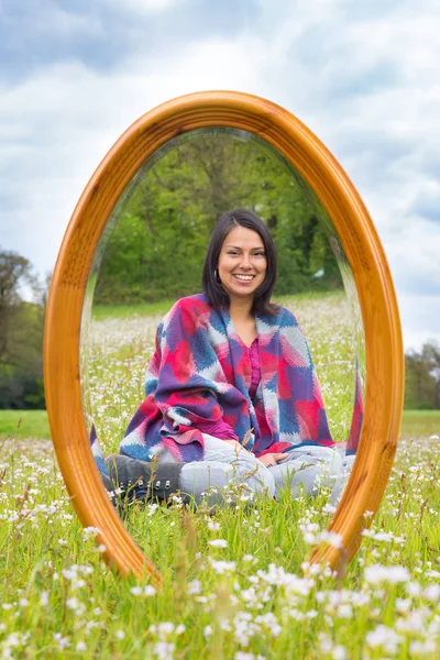 Espelho no prado da primavera com mulher bonita sentada — Fotografia de Stock