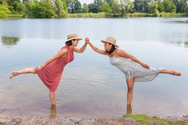 Twee vrouwen permanent samen in natuurlijk water — Stockfoto