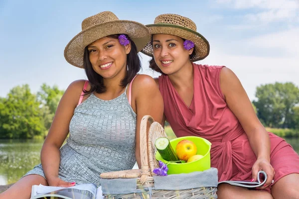 Duas mulheres com cesta picknick na natureza — Fotografia de Stock